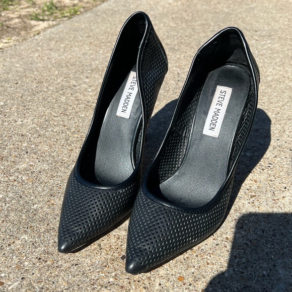 Steve Madden | “Pagen” Perforated Stilleto Pump | Size 8M - Picture 7 of 10